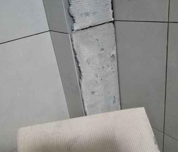 七星关瓷砖空鼓维修公司分享下厨房瓷砖脱落的补救措施。